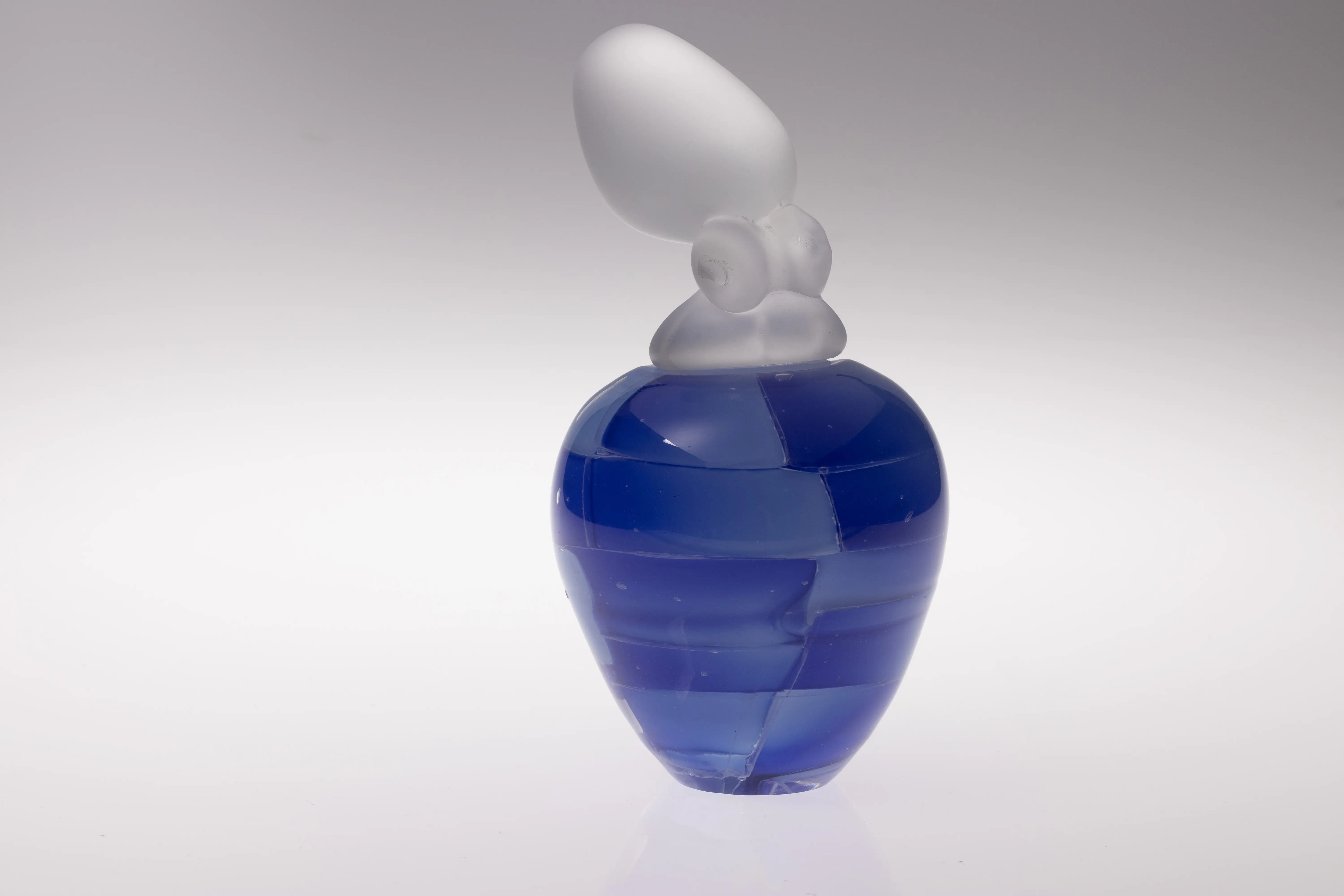 壺から顔を覗かせている蛸をイメージした作品がある。作品はガラス製であり、ツボの部分、蓋の部分と二つのパーツによって構成されている。蛸の部分は表面にサンドブラスト加工（砂を吹きつけ曇りガラス状態にする技法）が施され、透明性を保ちながらもぼんやりとした柔らかい印象を与えている。加えて、蛸は頭だけを壺から覗かせており、他の部位は壺の中に収まっているように見える。壺の部分は海の色をモチーフにモザイク状に構成されている。透明の中に見える青が目立つ。また、壺は蛸壺からインスピレーションを受けた形となっている。