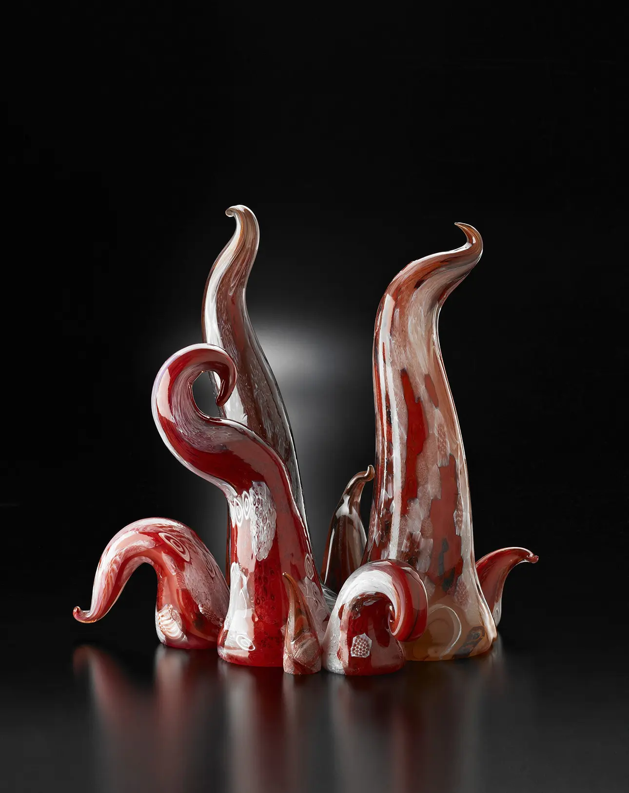 ８本の蛸の触腕をモチーフとし、赤を基調としたガラス製の作品がある。それぞれの触腕の動き方は異なり、様々な場所に伸びている。どの触腕の動きも丸みがあり、真っ直ぐに伸びているものはない。表面は滑らかで白色の模様がある。模様は不規則に並んで配置されておりガラスの伸びと連動して変化している。
